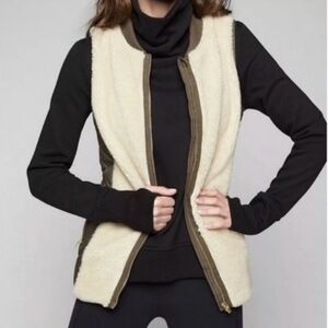 NWOT Athleta Sherpa Paneled Down Vest With Gold Detail Size XS